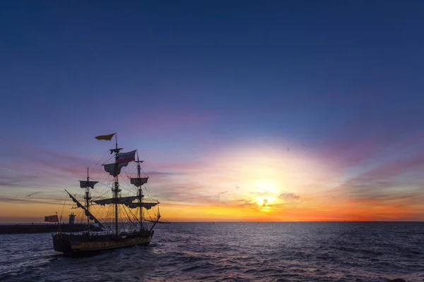 Силуэт Пиратского Судна Покидающего Гавань Долгой Кампании Океану Преследующего Пиратского — стоковое фото