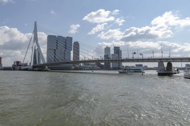 Meuse nehri ve Erasmus köprüsü ile Rotterdam silueti, Hollanda