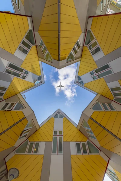 ロッテルダム 2019年4月13日 家の長方形の顔を示す黄色い立方体の家の内側のコートの360度上空を飛ぶ飛行機 — ストック写真