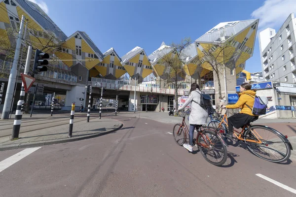 Rotterdão Abril 2019 Ciclistas Andando Rapidamente Caminho Ciclista Através Das — Fotografia de Stock