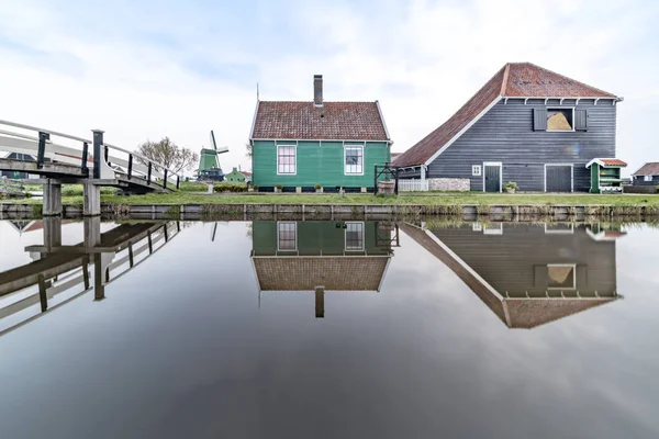 Longa Exposição Reflexo Das Casas Verdes Madeira Cobertas Com Telhado — Fotografia de Stock