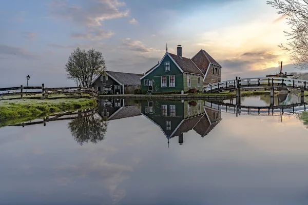 Lange Blootstelling Van Een Reflectie Van Houten Groene Huizen Gegarneerd — Stockfoto