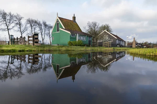 Lange Blootstelling Van Een Reflectie Van Houten Groene Huizen Gegarneerd — Stockfoto