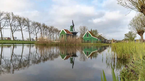 Lange Blootstelling Van Een Reflectie Van Houten Groene Huizen Gegarneerd — Stockfoto