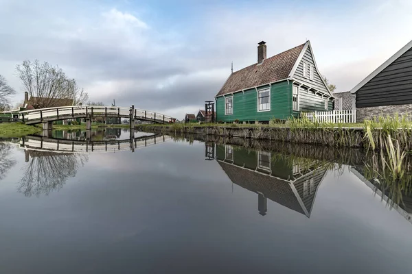 Reflectie Van Houten Groene Huizen Gegarneerd Met Donker Oranje Kleur — Stockfoto