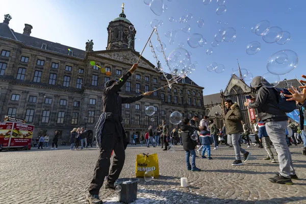 Amsterdam April 2019 Water Ballon Blower Spelen Met Kinderen Kinderen — Stockfoto