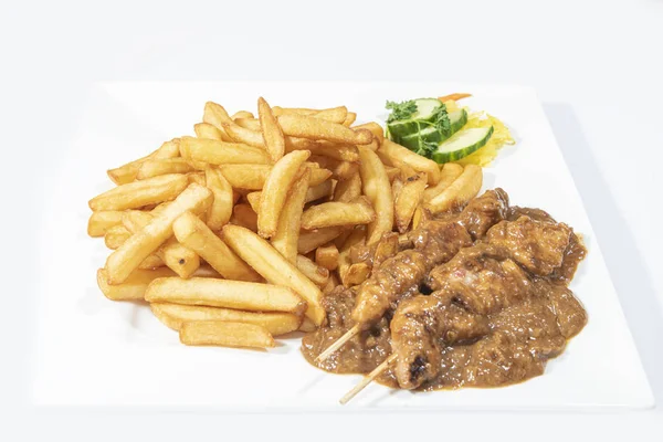 Tavuk şiş lezzetli bir fıstık sosu ve Patates kızartması ile servis
