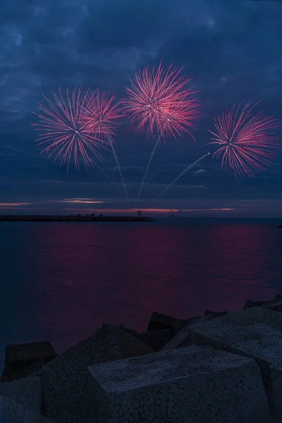 Lahey, Hollanda'da Uzun Gemi Regatta kutlayan Scheveningen limanının iskelesinde havai fişek başlatmak