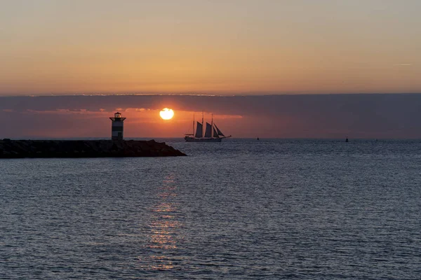 Nagy Hajó Hajó Vitorlázás Előkészíti Lép Belül Kikötő Scheveningen Élénk — Stock Fotó