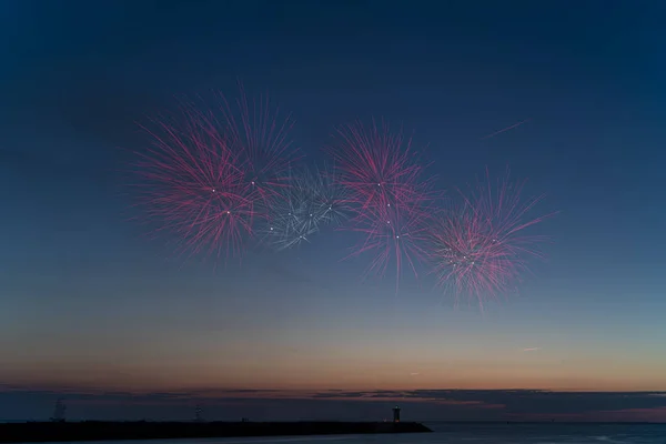 Lahey, Hollanda'da Uzun Gemi Regatta kutlayan Scheveningen limanının iskelesinde havai fişek başlatmak