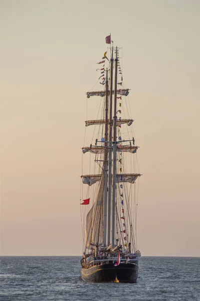Древний Высокий Корабль Судно Покидающее Гавань Гааги Схевенинген Теплым Закатом — стоковое фото