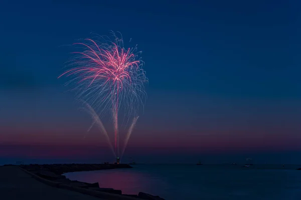 Lahey, Hollanda'da Uzun Gemi Regatta kutlayan Scheveningen limanının iskelesinde havai fişek başlatmak