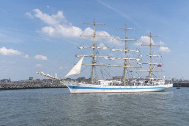 Antik uzun gemi, lahey limanından ayrılan gemi, Scheveningen güneşli ve mavi bir gökyüzü altında
