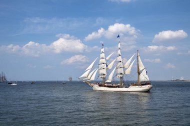 Antik uzun gemi, lahey limanından ayrılan gemi, Scheveningen güneşli ve mavi bir sk altında
