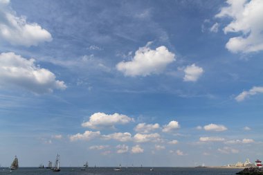 Ufukta kalın sis ve uzun gemilerle dolu deniz tarafında, Scheveningen, Hollanda ile sıcak ve ıslak havalarda kümülonimbus bulutların başlangıcının görünümü