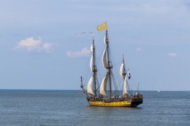Antik uzun gemi, lahey limanından ayrılan gemi, Scheveningen güneşli ve mavi bir gökyüzü altında