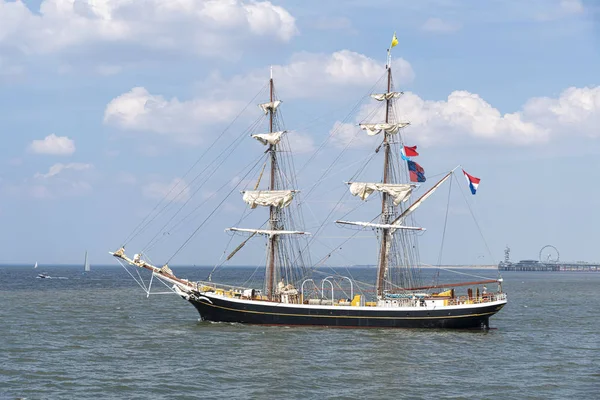 Древний Высокий Корабль Судно Покидающее Гавань Гааги Шевенинген Солнечным Голубым — стоковое фото
