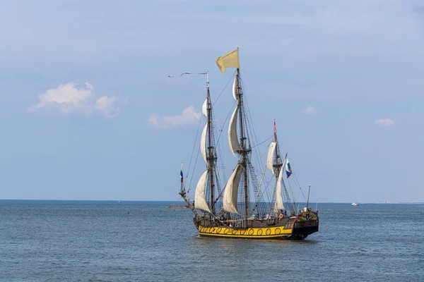 Древний Высокий Корабль Судно Покидающее Гавань Гааги Шевенинген Солнечным Голубым — стоковое фото