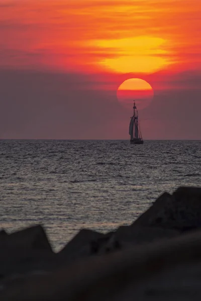 Nagy Hajó Hajó Vitorlázás Előkészíti Lép Belül Kikötő Scheveningen Élénk — Stock Fotó