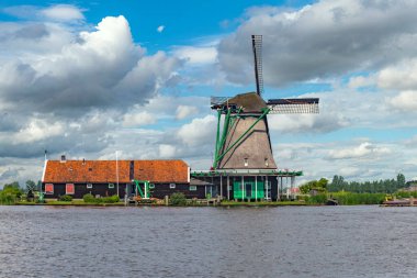Hollanda sınırında ağaç gövdesi teslimatını bekleyen kereste fabrikası, Zaanse Schans, Hollanda
