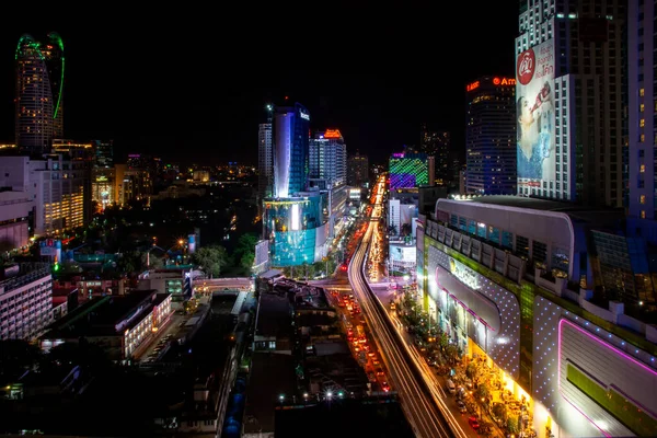 Aerial Night Pejzaż Długa Ekspozycja Miasta Bangkok Oświetlonymi Drapaczami Chmur — Zdjęcie stockowe