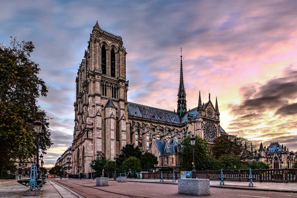 Sabahın erken saatlerinde Notre Dame de Paris katedralinde gün doğumu