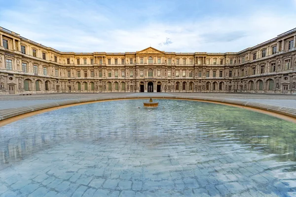 法国前王宫 由拿破仑整修 在一个空旷的正方形庭院或 法式城堡 中央的喷泉 — 图库照片