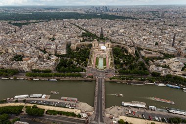 Paris 'teki Eyfel Kulesi' nden hava manzarası, Champs de Mars, Trocadero ve Fransa 'nın La Defense iş bölgesine doğru ufuk çizgisi.