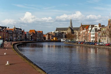 Hollanda 'nın merkezindeki Haarlem ve Bavo kiliselerinin kanal manzarası.