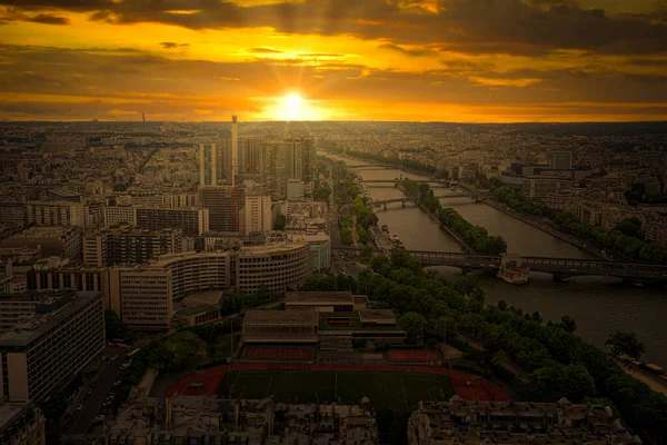 パリ市内のエッフェル塔 シャンゼル トロカデロ スカイラインからの夕日フランスのLa Defenseビジネス地区へ — ストック写真