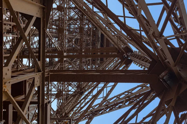 Vista Interior Estructura Torre Eiffel Contra Cielo Azul Pur París — Foto de Stock