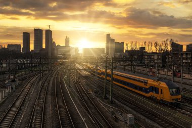 Lahey (Hollandaca Den Haag) tren istasyonunun arkasındaki günbatımı anında ufuk çizgisi
