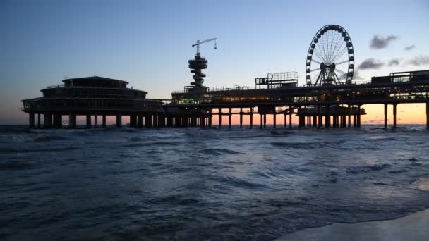 Sceveningen July 2020 日の出と早朝の光が波間を暖める桟橋でキャスト — ストック動画