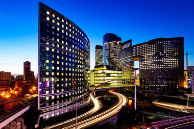 PARIS, 26 Ekim 2015 - Paris La Defense iş bölgesi ve genel merkezi gece görüşü