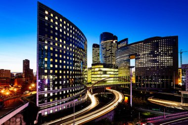 PARIS, 26 Ekim 2015 - Paris La Defense iş bölgesi ve genel merkezi gece görüşü