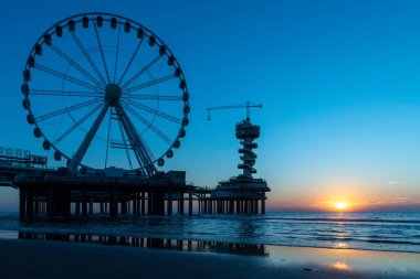 İskelede gün batımı