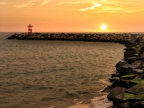 Sunset Vörös Szemafor Bejáratánál Kikötő Csatorna Épült Beton Kocka Blokkok — Stock Fotó