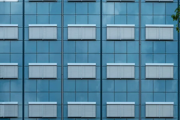 Absztrakt Kilátás Egy Épület Arc Zárt Ablakokkal Kék Üvegfal Alatt — Stock Fotó