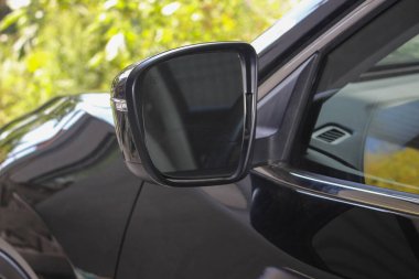 Siyah bir arabanın dikiz aynası.