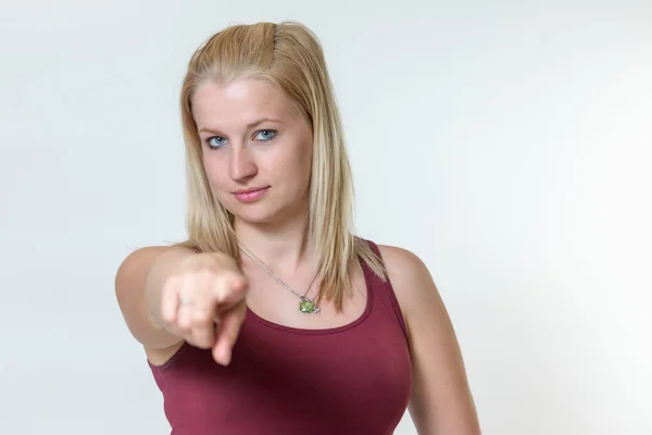 Studio Shot Van Aantrekkelijke Jonge Blonde Vrouw Sportswearand Serieus Kijken — Stockfoto