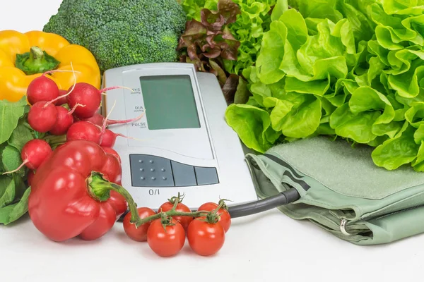 血圧計は 違う種類の野菜の山に囲まれています すべての潜在的な商標を削除します — ストック写真
