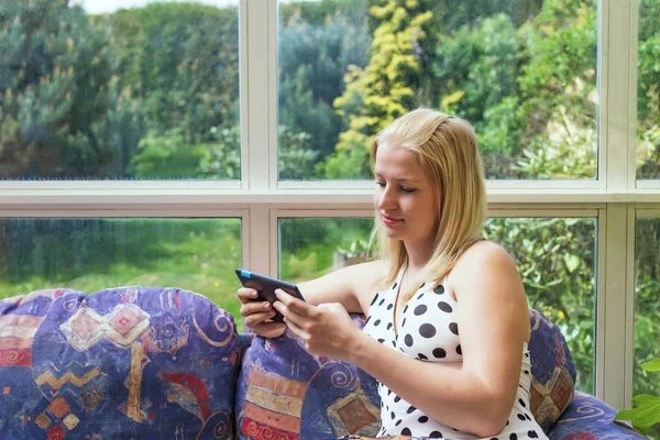 Portret Van Koele Jonge Blonde Vrouw Zitten Serre Kijken Naar — Stockfoto