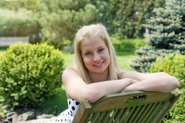 Portret Van Cool Lachende Jonge Blonde Vrouw Die Zittend Houten — Stockfoto