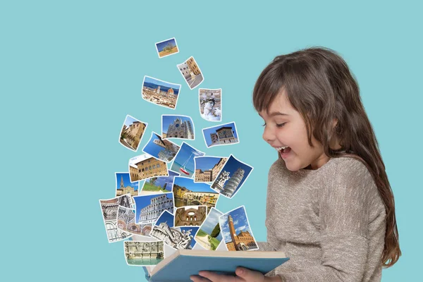 Atractiva Chica Risueño Pelo Largo Está Mirando Libro Abierto Desde — Foto de Stock