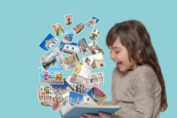 Menina Cabelo Longo Atraente Rindo Está Olhando Para Livro Aberto — Fotografia de Stock