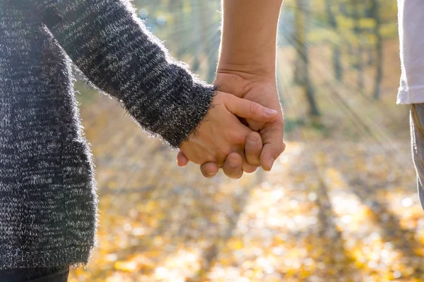 Vista Vicino Una Coppia Uomini Donne Che Tengono Mano Una — Foto Stock