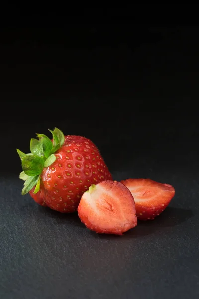 Fragola Fresca Una Piccola Fragola Radi Sono Sdraiati Tavolo Pietra — Foto Stock