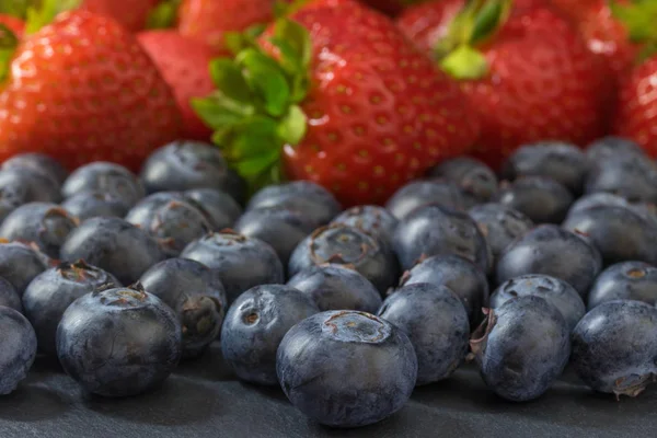 Mix Fragole Mirtilli Sdraiato Tavolo Pietra Scura Focalizzato Sui Mirtilli — Foto Stock