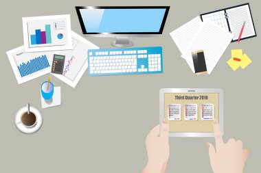 Üstten görünüm üstünde belgili tanımlık perde 2018 yılın üçüncü üç aylık dönem için tablet ile bir takvim holding eller ile office çalışma alanı
