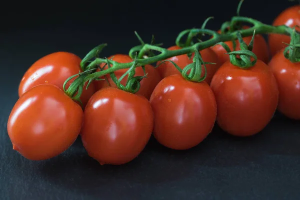 Lage Sleutel Shot Van Struiken Tomaten Liggend Zwarte Stenen Tafel — Stockfoto